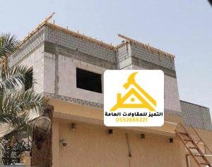 ملحق علوي قيد البناء وبداية هيكل سقف مائل خشبي فوق جدران البلوك