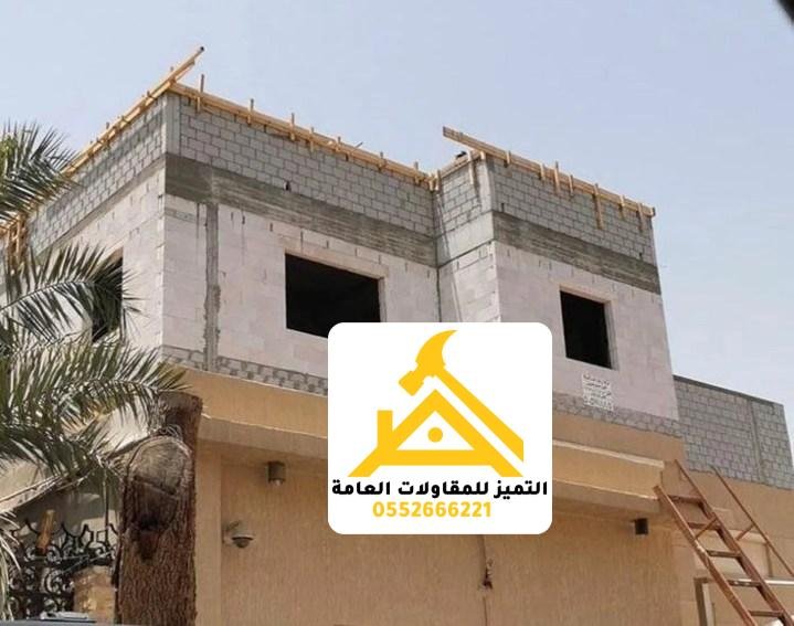 هيكل سقف مائل خشبي فوق جدران من البلوك