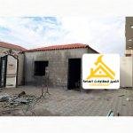 ملحق صغير بسقف قرميد أحمر مكتمل وجدران غير مشطّبة أثناء التنفيذ