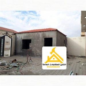 ملحق صغير بسقف قرميد أحمر مكتمل وجدران غير مشطّبة أثناء التنفيذ