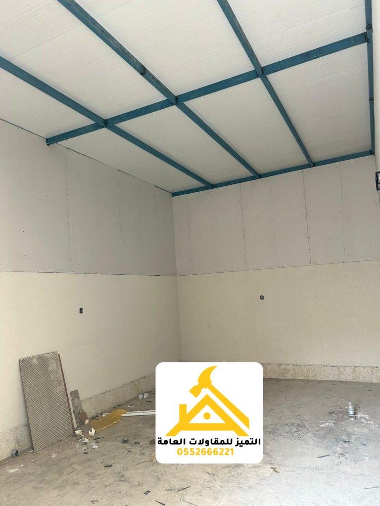 مشروع منفذ بألواح ساندوتش بانل من أعمال التميز للمقاولات العامة