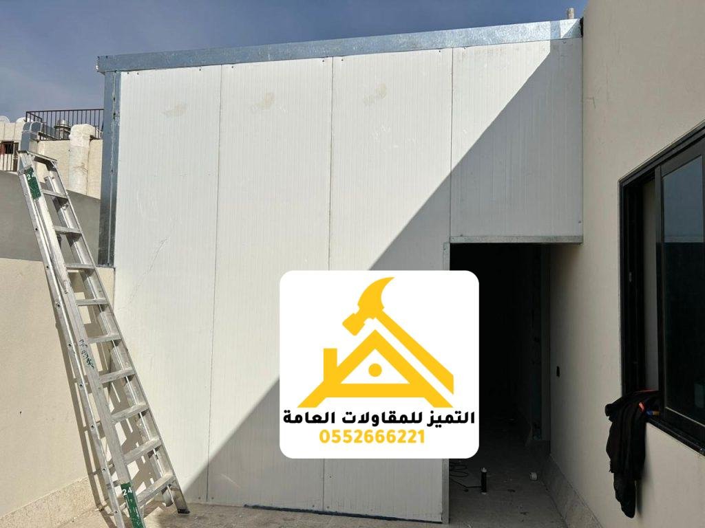 أعمال توريد وتركيب ساندوتش بانل في موقع مشروع