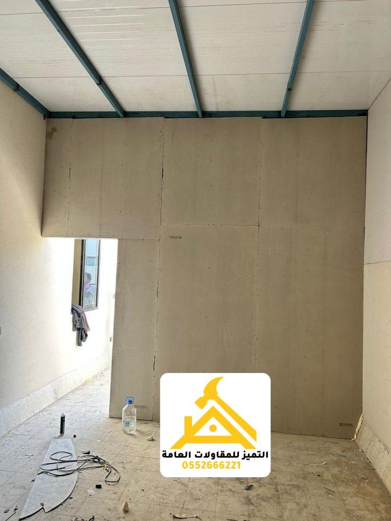 تركيب ألواح ساندوتش بانل على واجهة أثناء التنفيذ