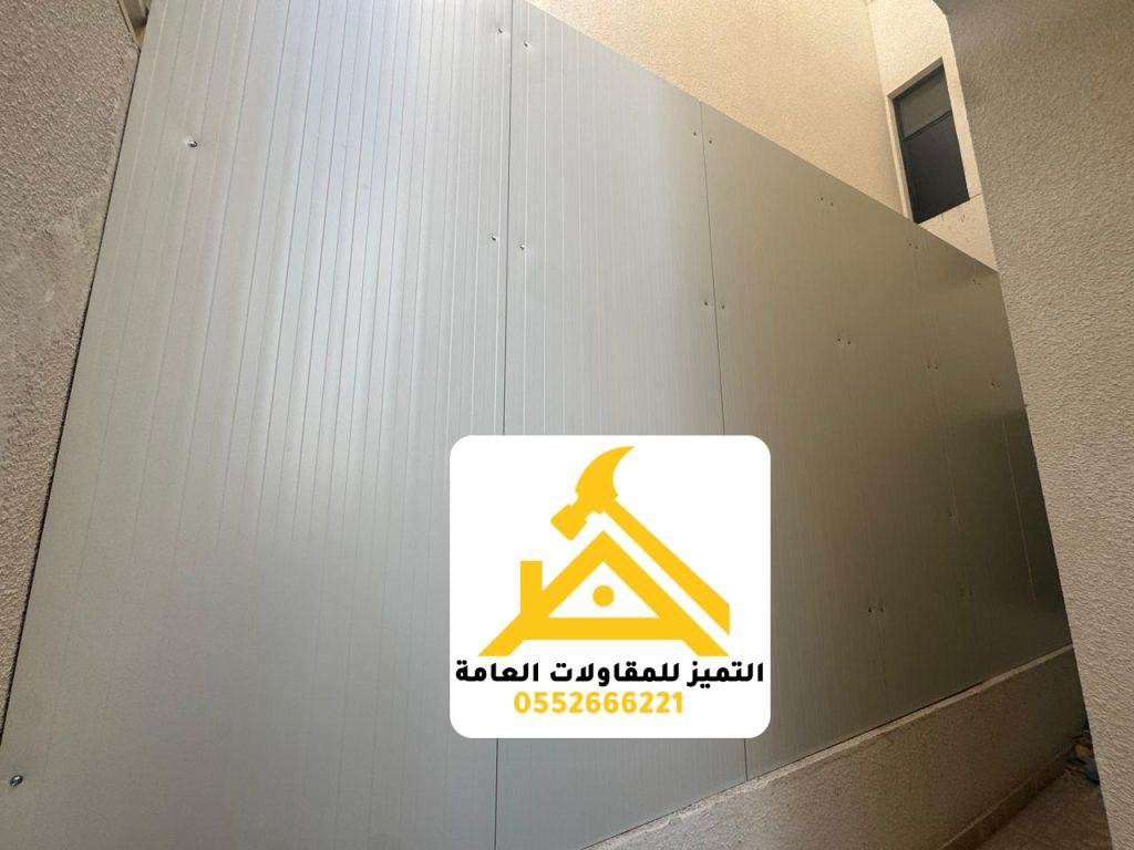 وصلات ألواح ساندوتش بانل الرأسية على جدار خارجي بجوار فتحة نافذة