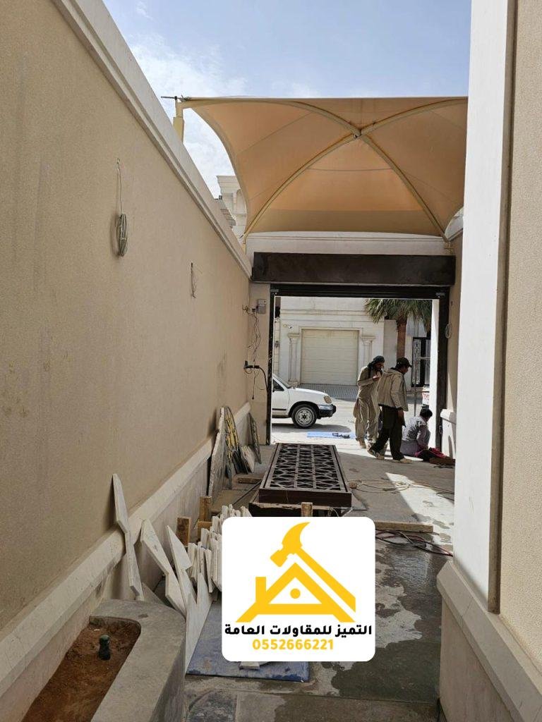 مظلة خارجية منفذة بألواح ساندوتش بانل فوق منطقة وقوف