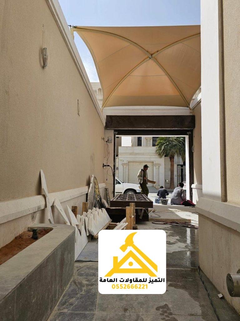 أعمال مظلات وسواتر مع ألواح ساندوتش بانل في موقع سكني