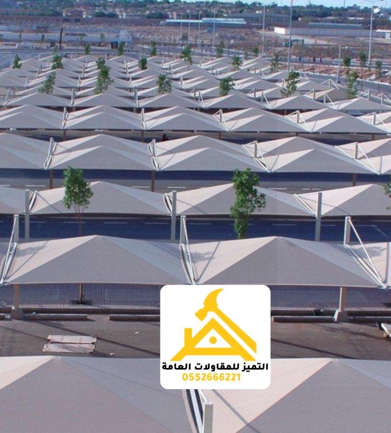 لقطة جوية تُظهر صفوفًا متعددة من المظلات الهرمية الكابولية