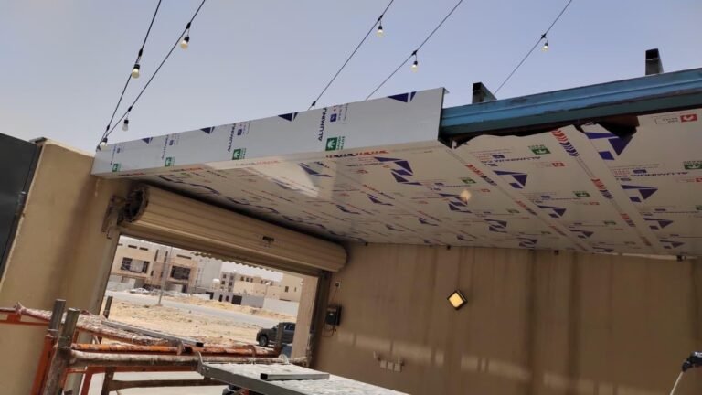 ألواح ألومنيوم مركّب بغلاف حماية مطبوع مركّبة أسفل هيكل مظلة فوق مدخل جراج