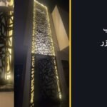 غلاف مقال أسعار أبواب الحديد الليزر يضم صورتين حقيقيتين لباب حديد مقصوص بالليزر بنقش خط عربي وإضاءة خلفية مع عنوان ما الذي يحدد التكلفة